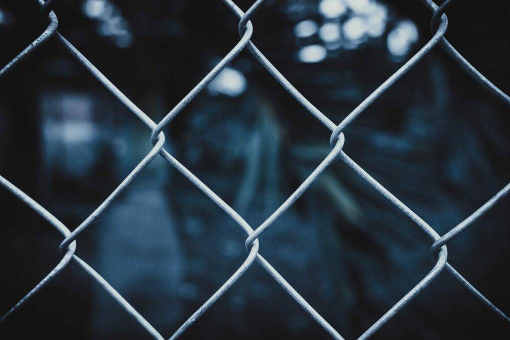 Rêver de cage : la symbolique de la prison et de la liberté