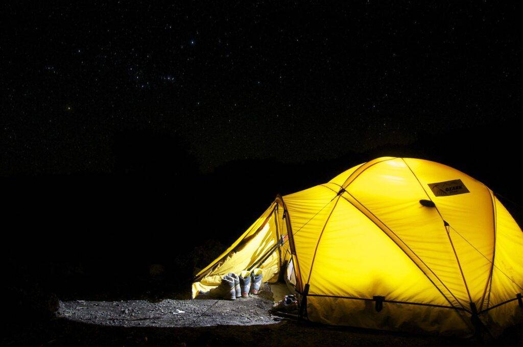 Rêver de camping : la symbolique de la liberté et de la découverte